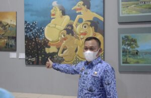 Qomaru Zaman Membuka Pameran Lukisan Para Tokoh Metro Lampung